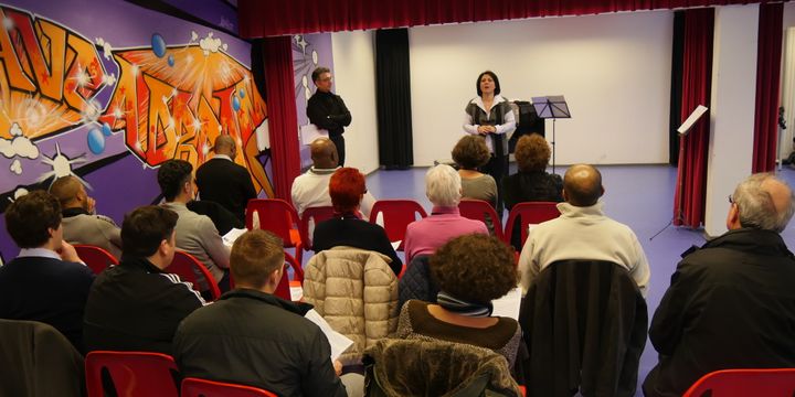 Irene Muscari accueille le public dans la salle de spectacle de la prison et présente ses projets culturels.
 (LCA/Culturebox)