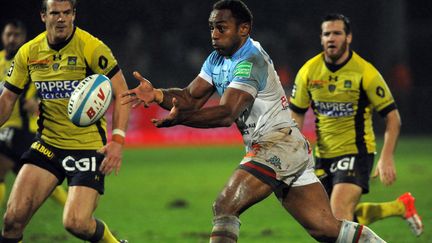 Le 3/4 centre fidjien de Bayonne, Gabiriele Lovobalavu, face aux Clermontois Aurélien Rougerie et Camille Lopez. (IROZ GAIZKA / AFP)