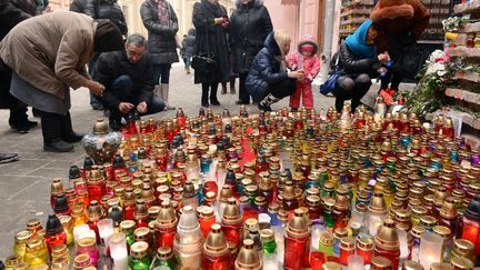 Des Ukrainiens alument des bougies &agrave; Lviv, le 23 janvier 2014, en Ukraine. (YURIY DYACHYSHYN / AFP)