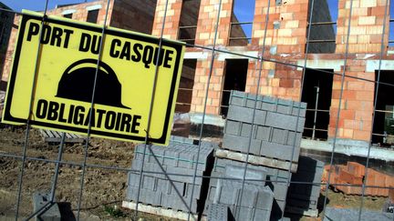 Apr&egrave;s un recul de 4,2% en 2013, les constructions de logements ont chut&eacute; de 10,3% en 2014, pour s'afficher &agrave; 297 532. (  MAXPPP)