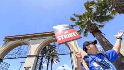 Manifestation de scénaristes à Hollywood, le 2 mai 2023. (VALERIE MACON / AFP)