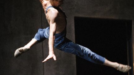 Nicolas Le Riche dans "Le jeune homme et la mort" de Roland Petit
 (T.Mongne/Opéra national de Paris)