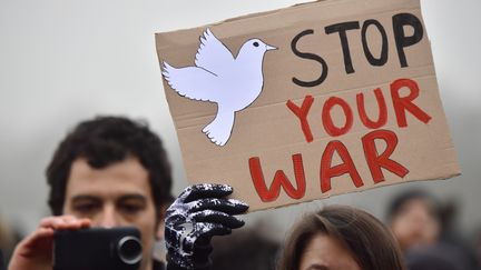 Une pancarte brandie lors d'une manifestation pour la paix en Syrie, en décembre 2016, à Berlin. (JOHN MACDOUGALL / AFP)