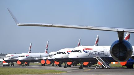 Des avions de la compagnie British Airways sur l'aéroport de Bournemouth (Angleterre), le 6 mai 2020. (BEN STANSALL / AFP)