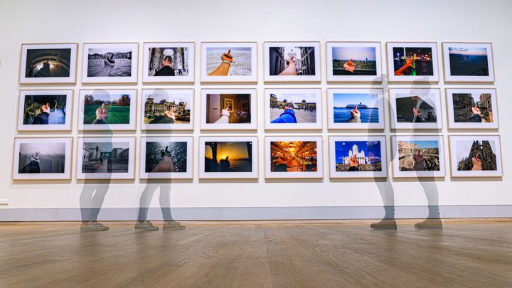 L'oeuvre "Study of perspective" d'Ai Weiwei, à la Kunsthalle d'Emden, en Allemagne. (MOHSSEN ASSANIMOGHADDAM / DPA)