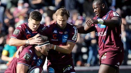 Les Bordelo-Bèglais célèbrent un essai autour de Cyril Cazezaux (avec le bandeau) le 23 octobre 2021 face à Perpignan. (ROMAIN PERROCHEAU / AFP)