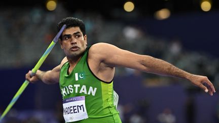 Arshad Nadeem durant la finale olympique du javelot au Stade de France, le 8 août 2024. (BEN STANSALL / AFP)