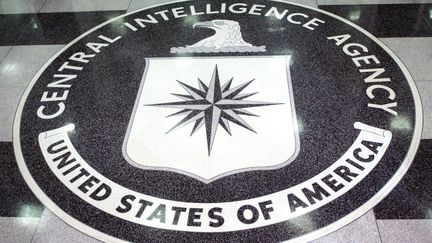 Le logo de la CIA, à l'entrée du siège des services américains de renseignement (MAXPPP)