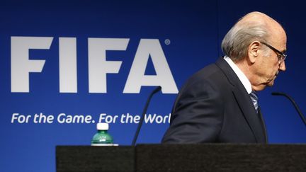 Le pr&eacute;sident de la Fifa, Sepp Blatter, quitte la tribune apr&egrave;s avoir annonc&eacute; sa d&eacute;mission, le 2 juin 2015, &agrave; Zurich (Suisse). (RUBEN SPRICH / REUTERS)