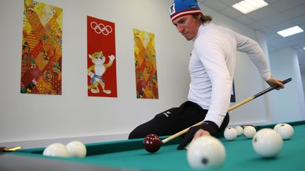 Le skieur autrichien Max Franz joue au billard dans le village olympique de Sotchi, le 4 f&eacute;vrier 2014. (KAI PFAFFENBACH / REUTERS)