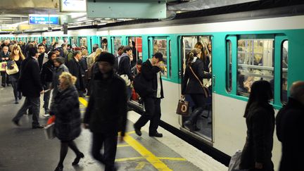 Des passagers dans le métro parisien, le 28 octobre 2010. (MIGUEL MEDINA / AFP)