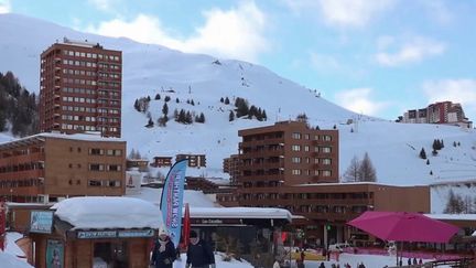 Vacances d’hiver : les stations de ski françaises atteignent des records de fréquentation (FRANCE 2)