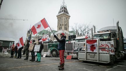 Des manifestants contre les mesures sanitaires contre le Covid-19, à Ottawa (Canada), le 3 février 2022. (AMRU SALAHUDDIEN / ANADOLU AGENCY / AFP)