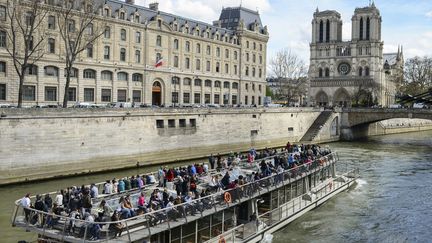 Les bateaux-mouches sur la Seine sont très prisés des touristes à Paris. (JEREMY LEMPIN / EPA)