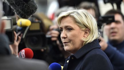 Marine Le Pen, candidate de l'élection présidentielle de 2017, lors d'une visite au commissariat de police de Juvisy-sur-Orge, le 7 février 2017. (ALAIN JOCARD / AFP)