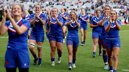 Les Françaises célèbrent leur victoire face à l'Afrique du Sud pour leur entrée en lice dans la Coupe du monde, en Nouvelle-Zélande, le 8 octobre 2022. (MICHAEL BRADLEY / AFP)