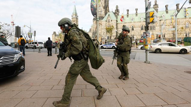 &nbsp; (Des forces de sécurités canadiennes près du Parlement où s’est déroulée l’une des fusillades / Reuters Chris Wattie)