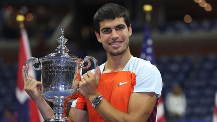 Carlos Alcaraz soulève l'US Open, après sa victoire en finale contre Casper Ruud, le 11 septembre 2022. L'Espagnol devient le plus jeune numéro un mondial de l'histoire du tennis. (JULIAN FINNEY / AFP)