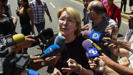 La procureure générale du Venezuela Luisa Ortega improvise une conférence de presse, dans les rues de Caracas (Venezuela), le 5 août 2017.&nbsp; (RONALDO SCHEMIDT / AFP)