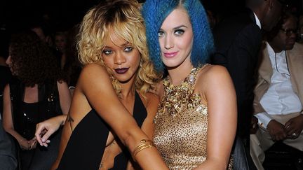 Rihanna (G) et Katy Perry, copines comme cochonnes. (LARRY BUSACCA / GETTY IMAGES)