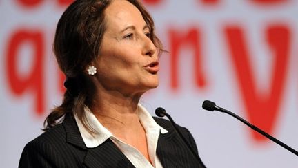 Ségolène Royal à la tribune de l'Université d'été du Parti socialiste, à La Rochelle, le 27 août 2010. (AFP PHOTO / XAVIER LEOTY)