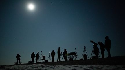 Des astronomes amateurs ont bravé la nuit et le froid pour admirer l'éclipse, à Vienne, la capitle autrichienne, le 21 janvier 2019. (GEORG HOCHMUTH / APA / AFP)