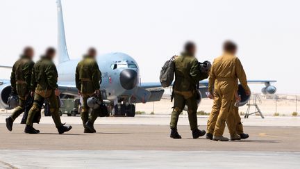 Des soldats fran&ccedil;ais marchent sur le tarmac d'une base militaire dans le golfe persique le 27 septembre 2015. (- / ECPAD / EMA / ARMEE DE L'AIR)