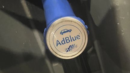 L'AdBlue est un additif proposé pour les moteurs diesel et disponible en station-service, comme ici à Munich en Allemagne. (FRANK HOERMANN / SVEN SIMON / MAXPPP)