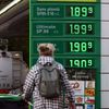 Les prix des carburants à la pompe affichés devant une station service à Paris le 2 octobre 2021. (THOMAS COEX / AFP)