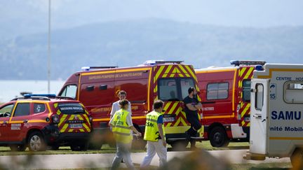 Les secouristes sur les lieux d'une attaque au couteau à Annecy (Haute-Savoie), le 8 juin 2023. (GREGORY YETCHMENIZA / MAXPPP)