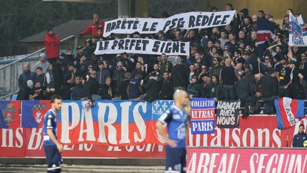 Des supporters parisiens assistent à Troyes-Angers, le 2 avril 2016. (MAXPPP)