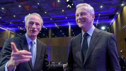 Le ministre de l'Economie, Bruno Le Maire, avec le patron de Renault, Jean-Dominique Senard, le 2 décembre 2019 à Paris. (ERIC PIERMONT / AFP)