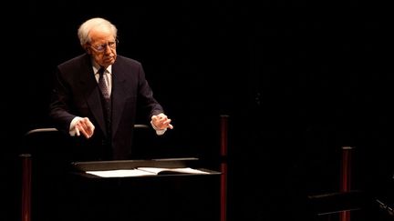 Pierre Boulez dirige l'Orchestre de Paris sous la Pyramide du Louvre (20 décembre 2011)
