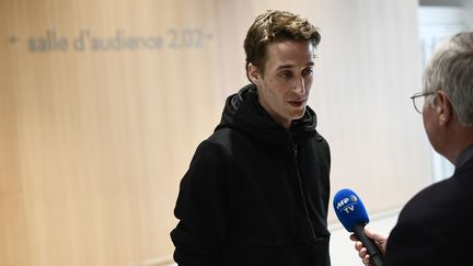 Le journaliste Gaspard Glanz au tribunal de grande instance de Paris, lundi 29 avril 2019. (MARTIN BUREAU / AFP)