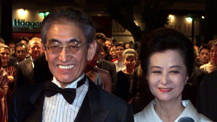 Nagisa Oshima et sa femme, au festival de Cannes, le 16 mai 2000. (JOHN SCHULTS/REUTERS)