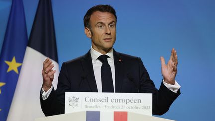 Emmanuel Macron s'exprime depuis le Conseil européen à Bruxelles (Belgique), le 27 octobre 2023. (LUDOVIC MARIN / AFP)