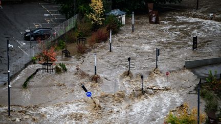 Une rue inondée lors des intempéries à Annonay (Ardèche), le 17 octobre 2024. (JEFF PACHOUD / AFP)