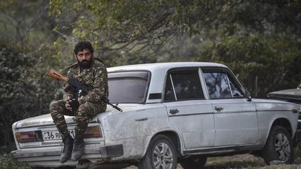 Un combattant dans le village de&nbsp;Stepanakert, dans le Haut-Karabakh, le 23 octobre 2020. (ARIS MESSINIS / AFP)