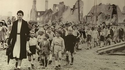 L'exposition propose une centaine de clichés du quotidien des enfants durant l'été 1944 dans la Manche. (Archives de la Manche / CAPTURE D'ÉCRAN FRANCE 3)