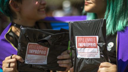 Deux des 14.000 livres au contenu LGBT distribués gratuitement par le Youtubeur brésilien Felipe Neto à la Biennale du livre de Rio de Janeiro pour protester contre la censure d'une BD (8 septembre 2019) (FERNANDO SOUZA / RIO DE JANEIRO BIENNIAL INTERNATIONAL BOOK FAIR / AFP)