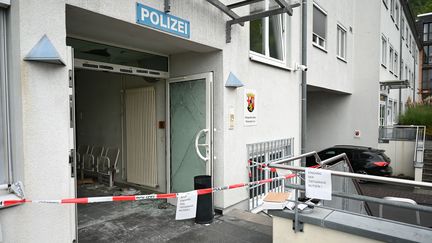 L'entrée d'un commissariat de police à Linz sur le Rhin (Allemagne), après une attaque par un homme armé d'une machette, le 6 septembre 2024. (ALEXANDER FRANZ / DPA PICTURE ALLIANCE / AFP)