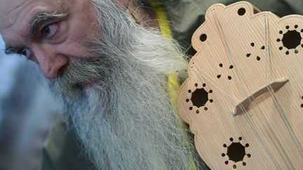 Le luthier espagnol Jesus Reolid montre une viole médiévale qu'il a fabriquée à partir de sculptures (Valladolid, 11 novembre 2016)
 (Pierre-Philippe Marcou / AFP)