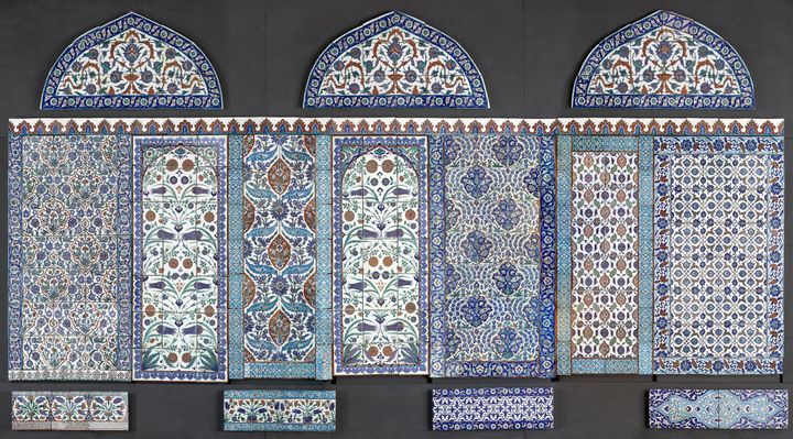 Mur ottoman ou mur du temps (détail), mur de céramique ottomane reconstitué au Louvre, Turquie, XVIe-XIXe siècles
 (Musée du Louvre, dist. RMN / Raphaël Chipault)