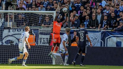 Le gardien de but bastiais Johny Placide se saisit du ballon sous les yeux du Bordelais Fransergio, lors du match Bordeaux-Bastia en Ligue 2 le 8 avril 2023. (GUILLAUME BONNAUD / MAXPPP)