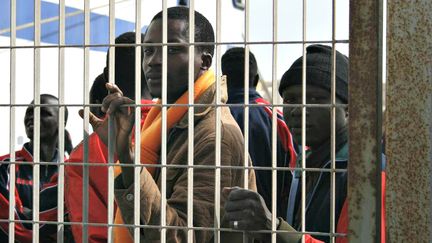 Des migrants dans le port de Lampedusa (Italie), le 24 avril 2015. (GAEL COGNE / FRANCETV INFO)