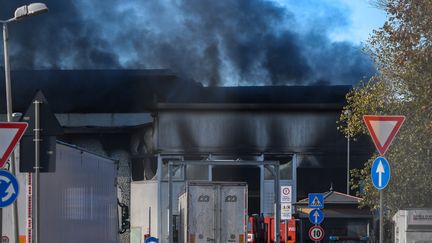 Un incendie s'est déclaré dans une usine de traitement des déchets, à Rome (Italie), le 11 décembre 2018. (TIZIANA FABI / AFP)