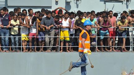 &nbsp; (Les migrants attendent de débarquer du navire irlandais à Palerme ©  REUTERS/STRINGER Italy)