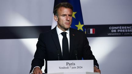 Le président français Emmanuel Macron, lors d'une conférence de presse commune avec son homologue ukrainien Volodymyr Zelensky, le 7 juin 2024 à l'Elysée, à Paris. (YOAN VALAT / AFP)