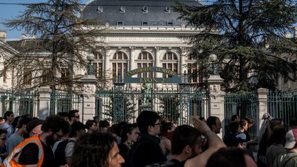 Des étudiants manifestent, le 9 mai 2018, devant l'université&nbsp;Lumière-Lyon 2. (NICOLAS LIPONNE / NURPHOTO / AFP)