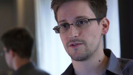 L'ex-consultant de la NSA, Edward Snowden, interview&eacute; par le quotidien britannique "The Guardian" &agrave; Hong-Kong, le 6 juin 2013. (THE GUARDIAN / AFP)